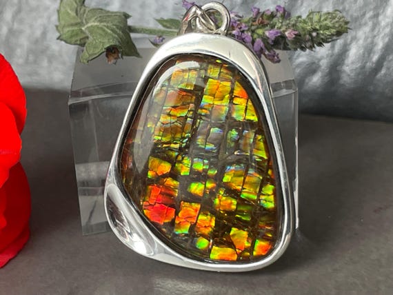 Very beautiful and rare Ammolite design pendant made of sterling silver (925). (Ammolite fire red to orange green....)