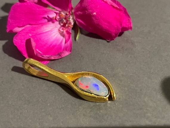 Boulder Opal (Australia) Pendant in Sterling Silver (925)