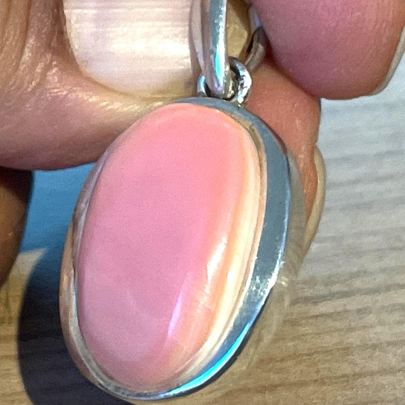 Handcrafted Kingshell (shell) pendant from the Caribbean, set in 925 sterling silver – each piece a unique treasure of the sea.