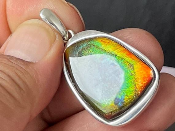 Very beautiful and rare ammolite design ring silver (925) sterling in an unusual shape