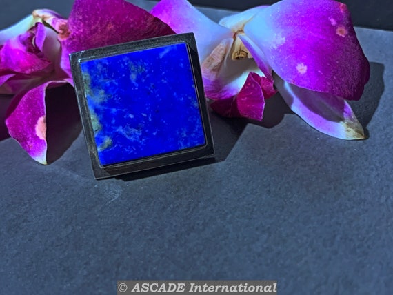 Real lapis lazuli in an extraordinary design. Ring in silver (925) sterling
