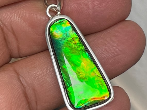 Very beautiful and rare Ammolite design pendant made of sterling silver (925). (Ammolite fire red to orange green....)