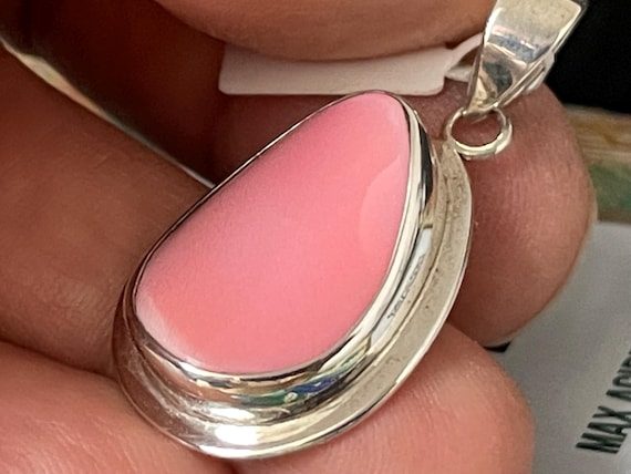 Handcrafted Kingshell (shell) pendant from the Caribbean, set in 925 sterling silver – each piece a unique treasure of the sea.