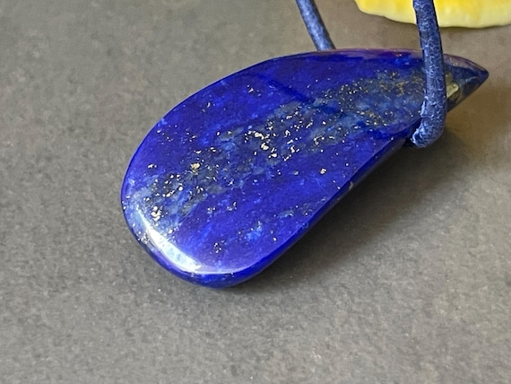 Drilled lapis lazuli pendant – deep blue, usable on both sides, deep blue natural stone with character