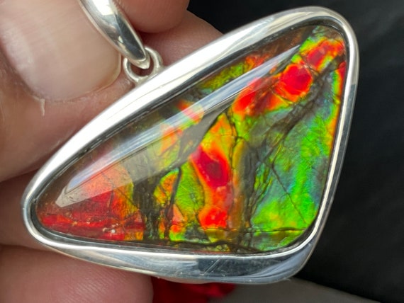 Very beautiful and rare Ammolite design pendant made of sterling silver (925). (Ammolite fire red to orange green....)