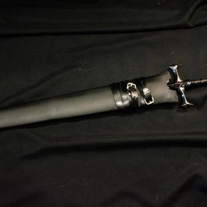 Durandal. Espada de Roland, también conocida como El Silencio Negro. Biblioteca de Ruina, utilería de la Compañía Limbus. Proyecto Luna. imagen 7