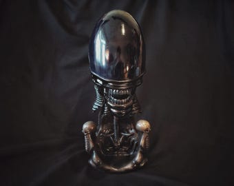 Busto de trofeo de xenomorfo: cabeza de alienígena estilo Giger con soporte para casco (archivo de impresión)