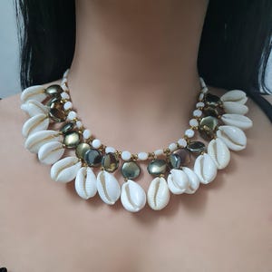 cowrie shell statement necklace with glass beads,sea shell choker,mother of pearl shell beads fashion jewelry,beaded necklace with seashells