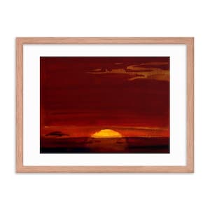 Könnte beinhalten: Ein gerahmtes Aquarellgemälde zeigt einen Sonnenuntergang über dem Wasser. Der Himmel ist tiefrot mit goldenen Wolken, und die Sonne ist eine leuchtend gelbe Kugel. Das Kunstwerk ist in einem hellbraunen Holzrahmen mit weißem Passepartout eingefasst.