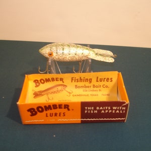 Vintage Bomber Water Dog #1601 All White Wooden Fishing Lure Box And  Catalog