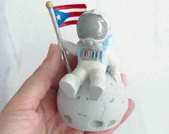 Figura de astronauta Boricua en la Luna / Arte puertorriqueño impreso en 3D y pintado a mano
