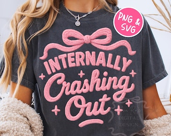 PNG com frase engraçada "Crash Out Girly", PNG de fio falso, design sarcástico para camiseta, PNG de humor adulto, sublimação de tricô crochê moderno, PNG de camiseta tricotada