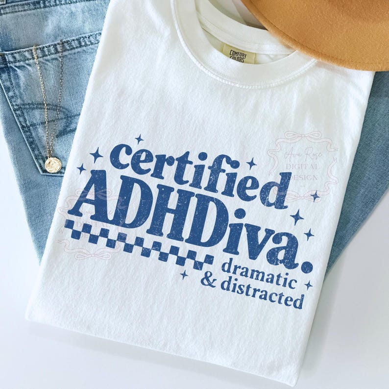 Pode incluir: Um conjunto de tr&ecirc;s canecas de cer&acirc;mica com esmalte salpicado creme. Cada caneca apresenta um design pintado &agrave; m&atilde;o diferente: uma folha azul e verde, uma flor amarela e uma baga vermelha. As canecas t&ecirc;m uma forma simples e arredondada.