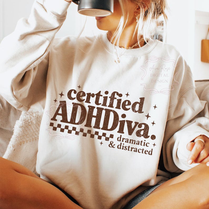 PNG com citação engraçada e moderna, design de camiseta retrô estilo preppy, PNG com humor feminino popular, PNG digital com efeito desgastado, sublimação sarcástica e ousada em alta. imagem 9