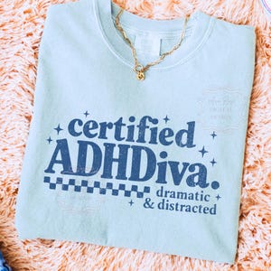 PNG com citação engraçada e moderna, design de camiseta retrô estilo preppy, PNG com humor feminino popular, PNG digital com efeito desgastado, sublimação sarcástica e ousada em alta. imagem 11