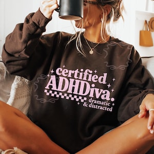 PNG com citação engraçada e moderna, design de camiseta retrô estilo preppy, PNG com humor feminino popular, PNG digital com efeito desgastado, sublimação sarcástica e ousada em alta. imagem 12