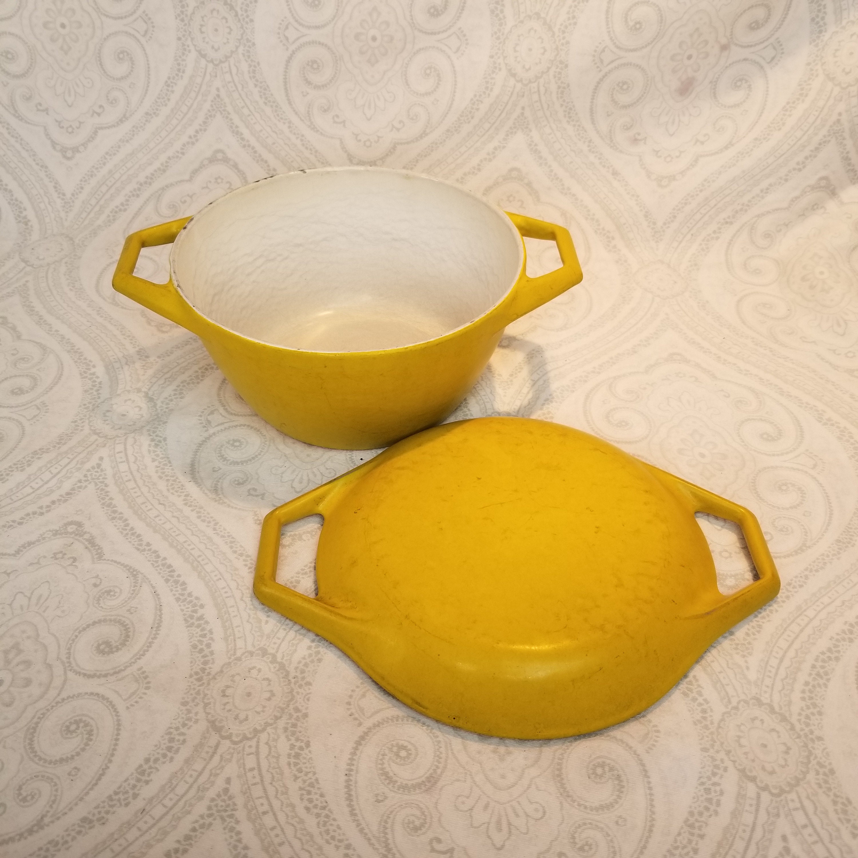 Kenmore 19247 5.5 Quart Cast Iron Enameled Coated Dutch Oven in Yellow