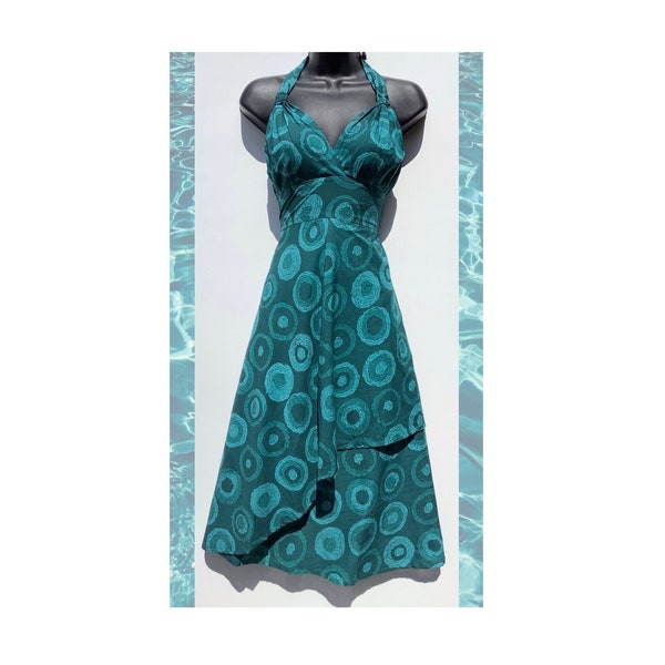 Boho Neckholder Wickelkleid; Handgefertigt in einem Peacock Blue / Green Fine Cotton Circle Print. Sommer Urlaub Strand Festival Kleid. Hippy-Chic