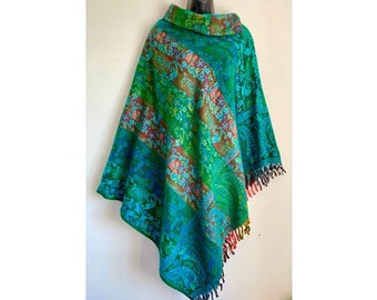 Langer Grüner Kragen Poncho Handgefertigt in Schönen Weichen Wolle-Mix-Stoff. Boho. Hippie. Gemütlich & Warm. Freie Größe UK 34 - 52. Schön. Stylisch