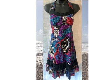 Kurzes, handgearbeitetes Neckholder Kleid für Frauen in einem coolen, flippigen Baumwolldruck mit Rüschen. Ein tolles Boho Kleid für den Sommer.