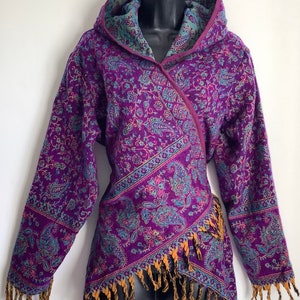 Handgefertigter Paisley-Kapuzen-Crossover-Wickel/Jacke/Cardigan. Boho. Hippie. Festivalmode. Pixie. X/S 68, S/M 1012 und L/XL 1214 UK Pink/Mauve/Purple