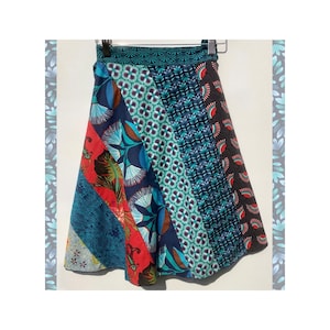 Korte wikkelrok. Diagonaal patchwork unieke handgemaakte boho hippie katoenen rok. Funky festivalzomerrokje. Gratis maat: maat 8 - 16 UK