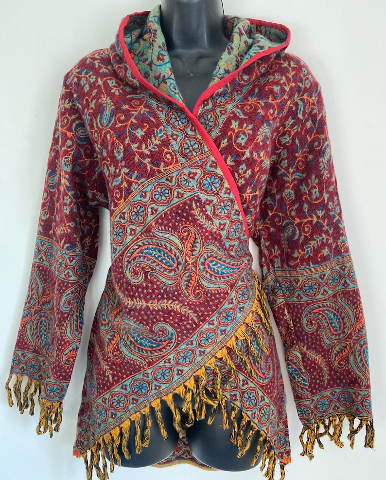 Handgefertigter Paisley-Kapuzen-Crossover-Wickel/Jacke/Cardigan. Boho. Hippie. Festivalmode. Pixie. X/S 68, S/M 1012 und L/XL 1214 UK Rot