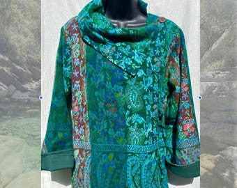 Grüne Jacke mit Kragen. Handgemachtes, voll gefüttertes Wickelarmband mit Taschen. Toll gemusterter Woll Mix Stoff. Boho. Hippie. Größe S/M & L/XL