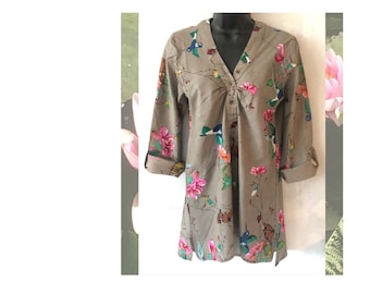 V-Ausschnitt Bluse aus Baumwolle Schmetterling Print mit rollbaren Ärmeln und Knöpfen am Hals. Coole, bequeme Sommerbluse. Boho Hippy Freizeitkleidung