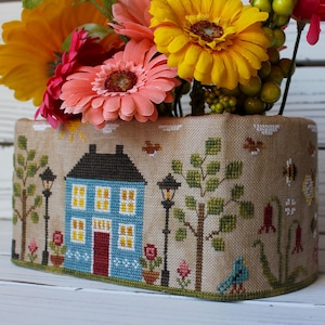 Nieuw! Spring in the box-nieuw kruissteekpatroon uit Nashville 2025-New York Dreamer Needleworks-bloemen, huizen.