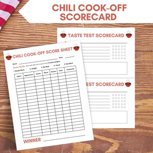 Könnte beinhalten: Chili-Kochwettbewerb-Scorecards mit dem Text "CHILI COOK-OFF SCORECARD" oben. Die Scorecards haben Abschnitte für Aussehen, Aroma, Geschmack, Textur und Kommentare. Ein rot-weiß kariertes Tuch befindet sich in der oberen linken Ecke.