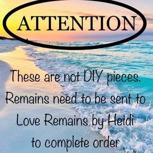 Puede incluir: Una escena de playa con una puesta de sol de fondo. El texto "ATTENTION" est&aacute; en un &oacute;valo negro en la parte superior de la imagen. El texto de abajo dice "Estas no son piezas de bricolaje. Los restos deben enviarse a Love Remains by Heidi para completar el pedido."