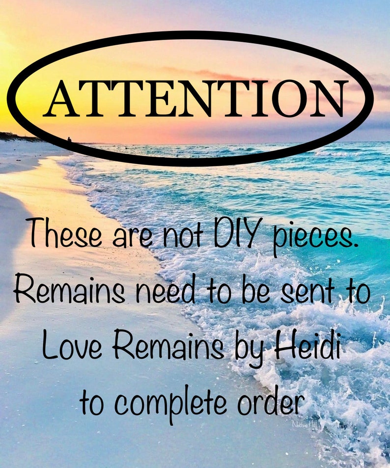 Puede incluir: Una escena de playa con una puesta de sol de fondo. El texto "ATTENTION" est&aacute; en un &oacute;valo negro en la parte superior de la imagen. El texto de abajo dice "Estas no son piezas de bricolaje. Los restos deben enviarse a Love Remains by Heidi para completar el pedido."