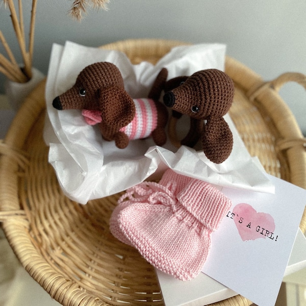 Crochet Dachshund jouet / Hochet chiot au crochet / Hochet teckel cadeau de naissance / Cadeau de grossesse pour nouvelle maman nouveau-né annonce de bébé