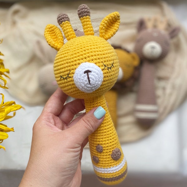 Personalized giraffe crochet rattle/Newborn first toy/Safari baby shower gift Parents congrats present Natural toy/Neutral Baptism gifts