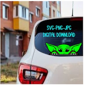 Puede incluir: Un coche blanco con una pegatina verde y negra de un personaje de la franquicia Star Wars. La pegatina dice "SVG-PNG-JPG DESCARGA DIGITAL" en texto azul.