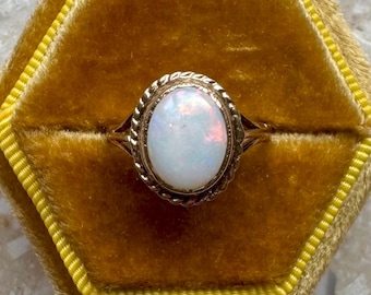 Anillo victoriano vintage de oro amarillo con ópalo