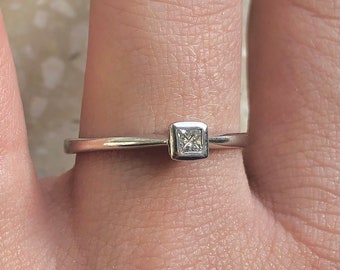 Anillo solitario vintage con bisel de oro blanco y diamantes estilo princesa