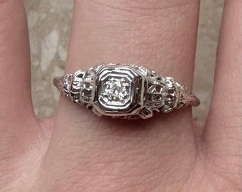 Anillo de diamantes estilo OEC de estilo eduardiano con filigrana de oro blanco de 18 k antiguo