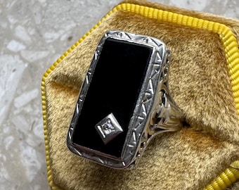 Anillo Art Nouveau antiguo de oro blanco de 14 k con filigrana de ónix y diamantes