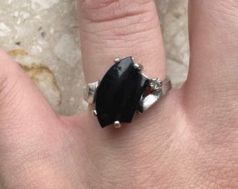 Anillo vintage de oro blanco con diamantes y ónix de Avant Garde