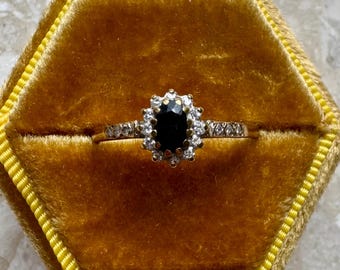Anillo vintage de oro amarillo con halo de diamantes ovalados y zafiro