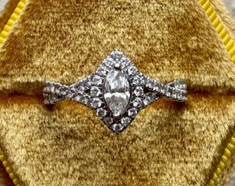 Anillo vintage con halo de diamantes y marquesa de enredadera torcida