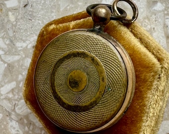 Colgante con medallón de estilo reloj antiguo relleno de oro amarillo