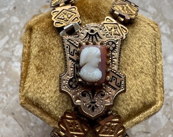 Collar victoriano con camafeo de concha tallada y cadena de libro bañada en oro