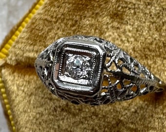 Anillo de estilo eduardiano con filigrana blanca de diamantes de 18 quilates