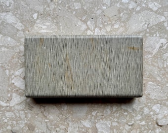 Caja de presentación vintage de terciopelo verde Krementz