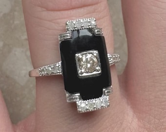 Anillo con escudo estilo art déco eduardiano de oro blanco de 14 k con diamantes de ónix