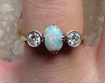 Anillo natural de oro amarillo de 18 k con diamantes OEC y ópalo antiguo