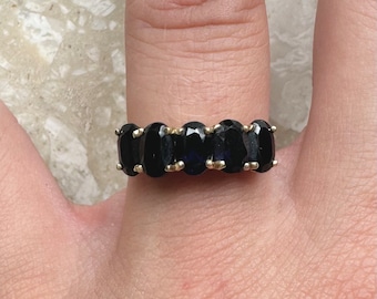 Anillo vintage de cinco bandas ovaladas apilables con zafiro